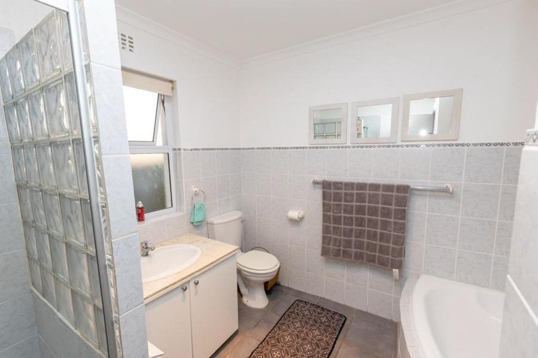 3 Bedroom Part House In The Scenic Durbanville Wine Lands Area, Facility *